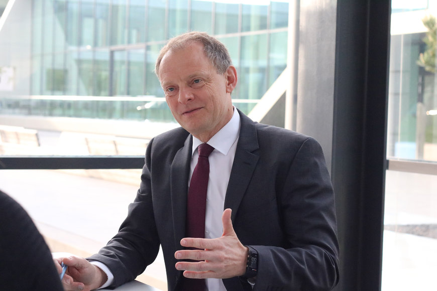 Neue Vertriebsstruktur schafft Mehrwert für Kunden Mit den Kunden auf Augenhöhe